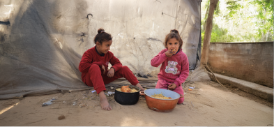 Hot meal distribution for displaced families